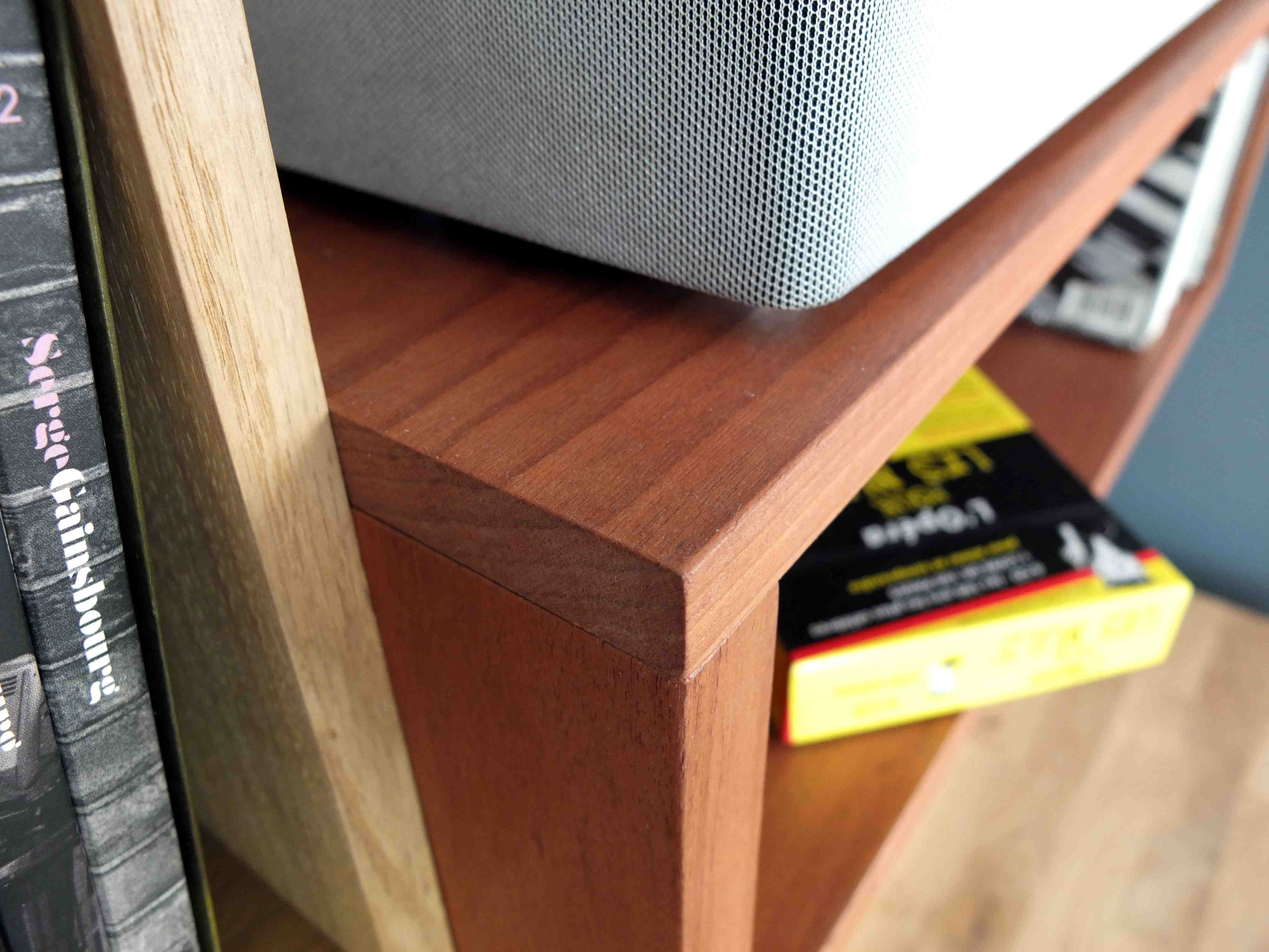 bibliothèque sur-mesure_caisson hifi en bois recyclé