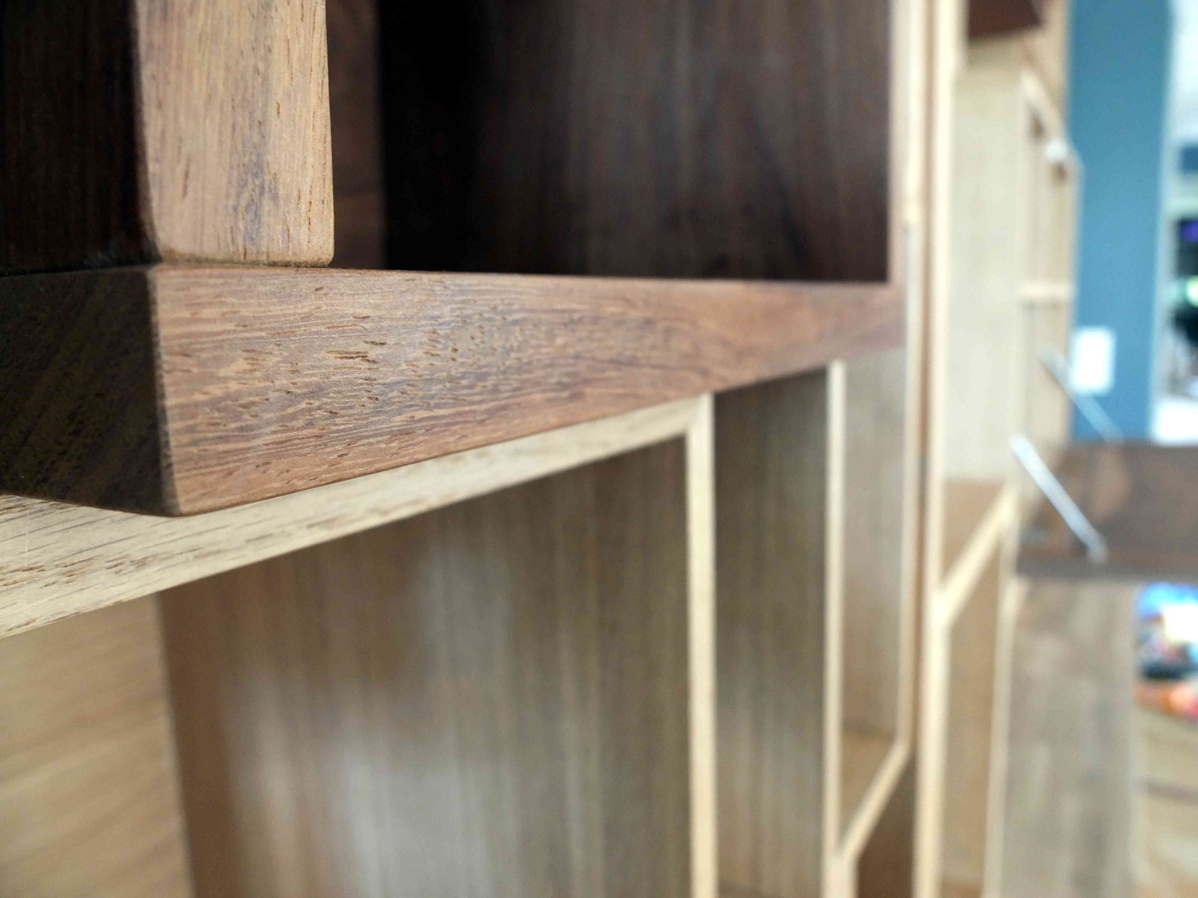 bibliothèque sur-mesure_caisson en bois recyclé