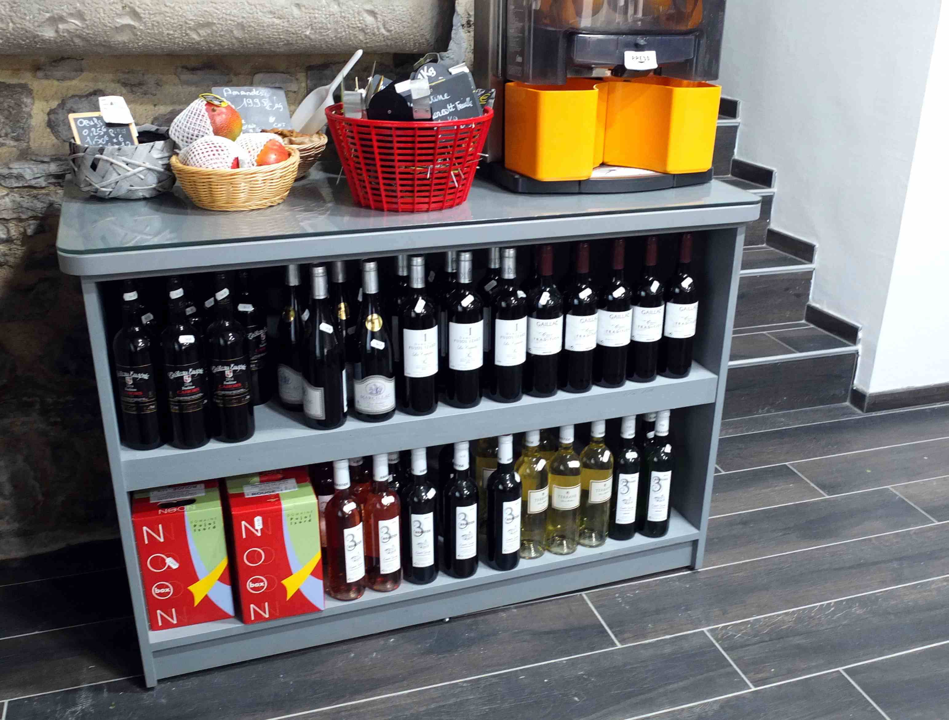 Agencement épicerie_présentoir bouteilles