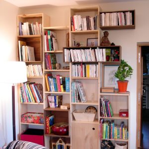 bibliothèque en bois recyclé