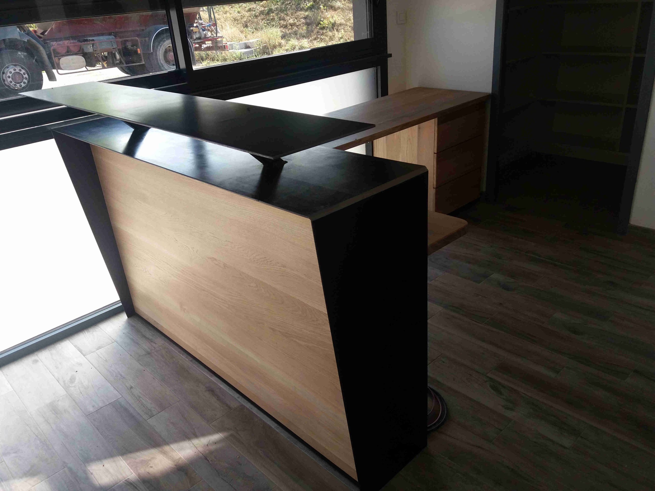 banque d'accueil en bois et métal
