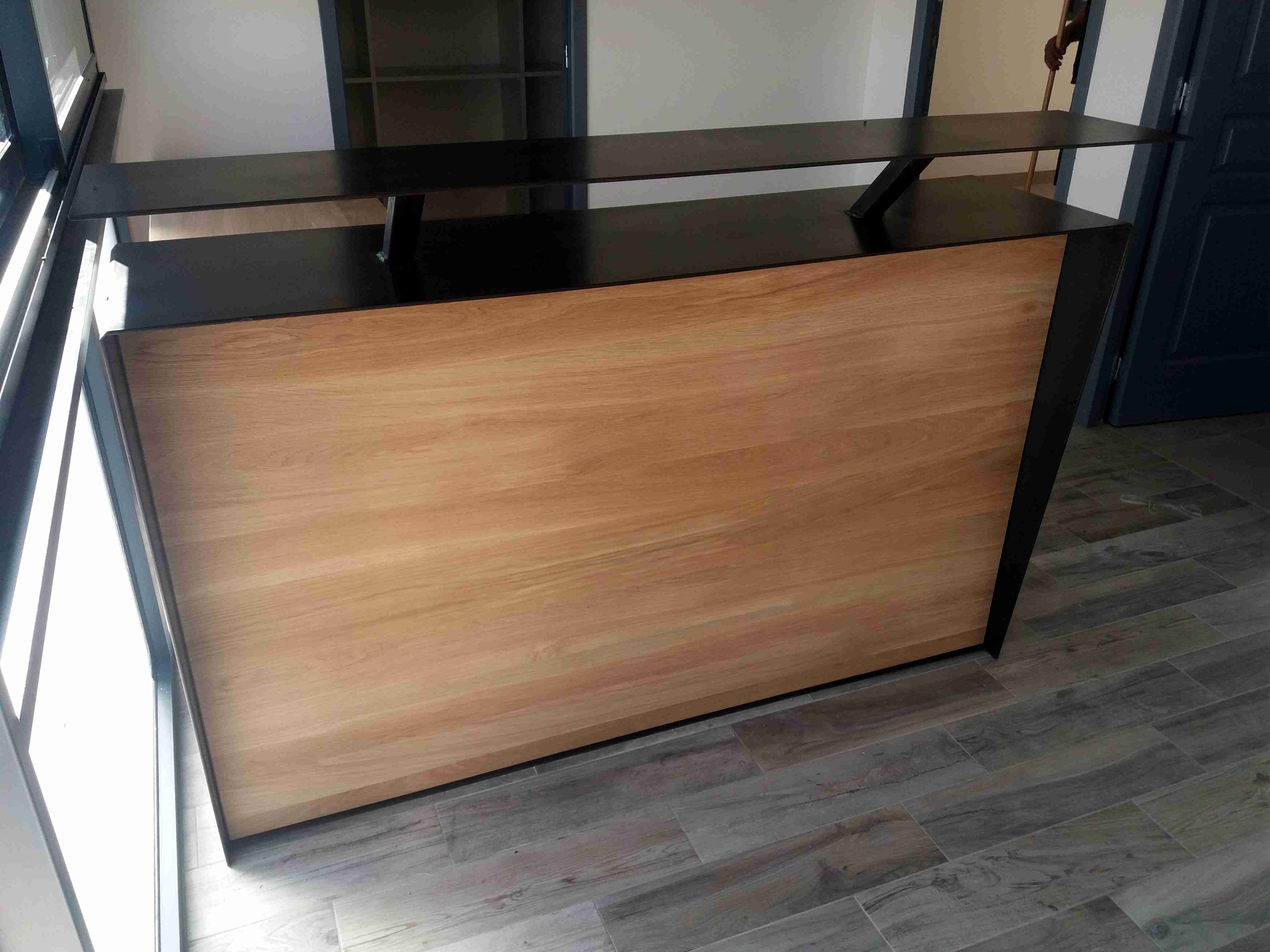 banque d'accueil en bois et métal