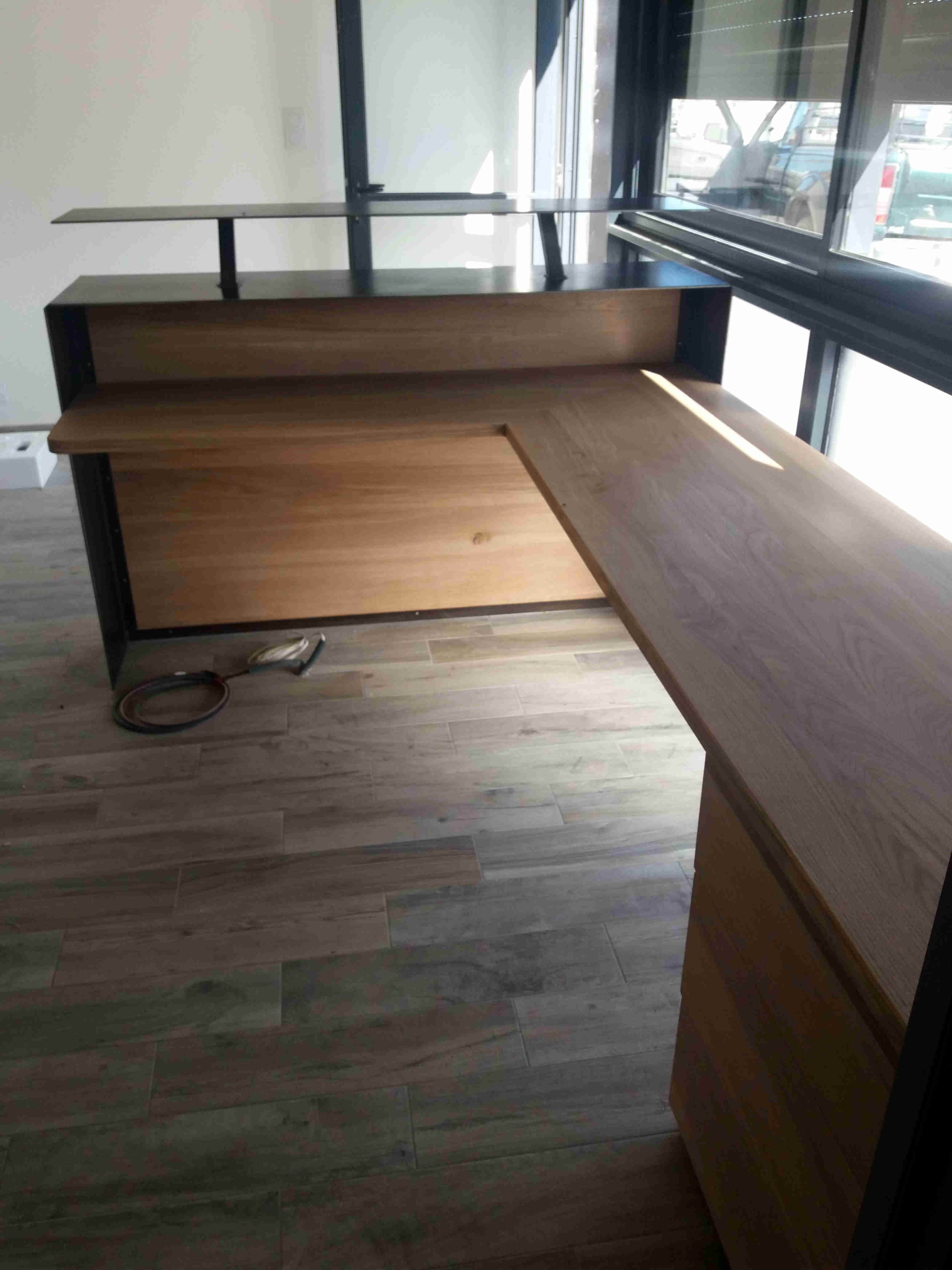banque d'accueil en bois et métal