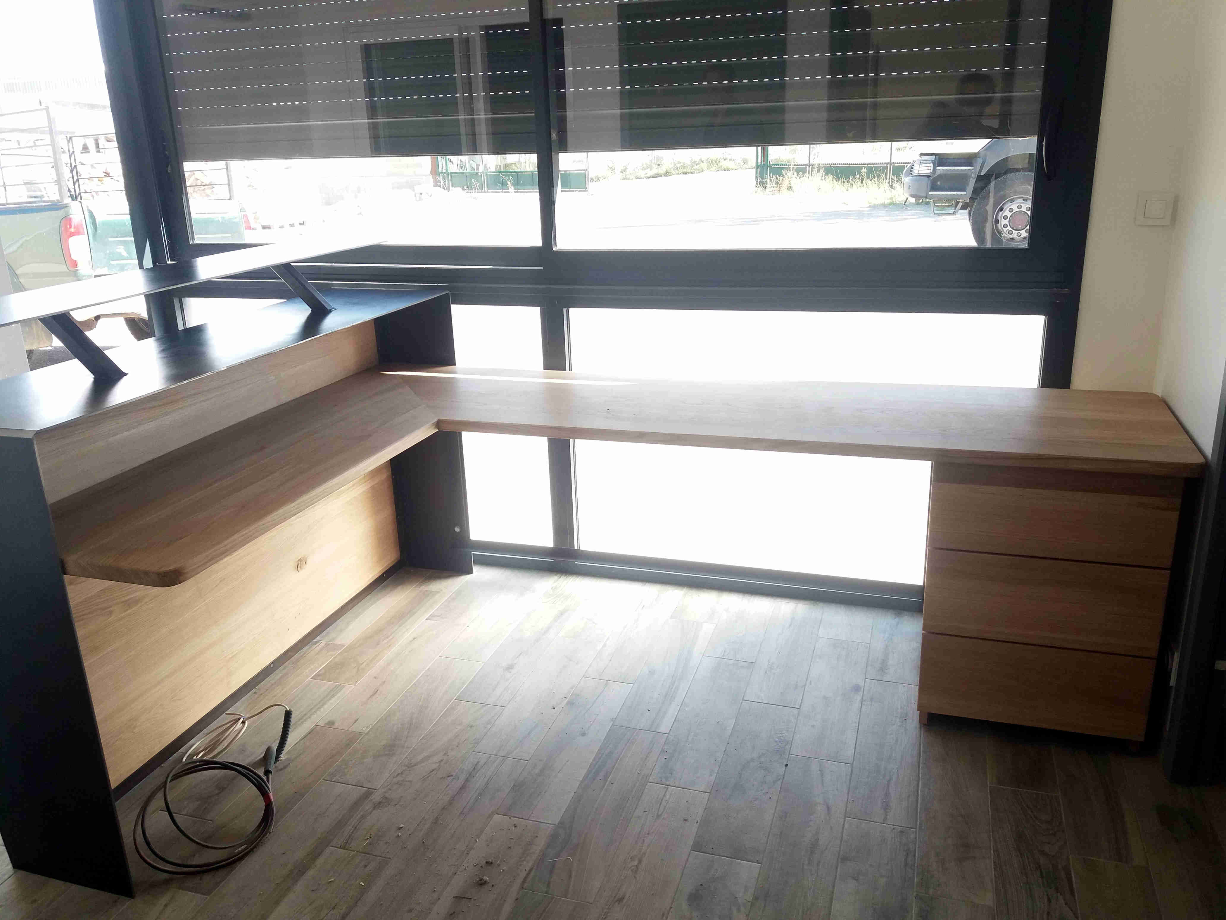 banque d'accueil en bois et métal