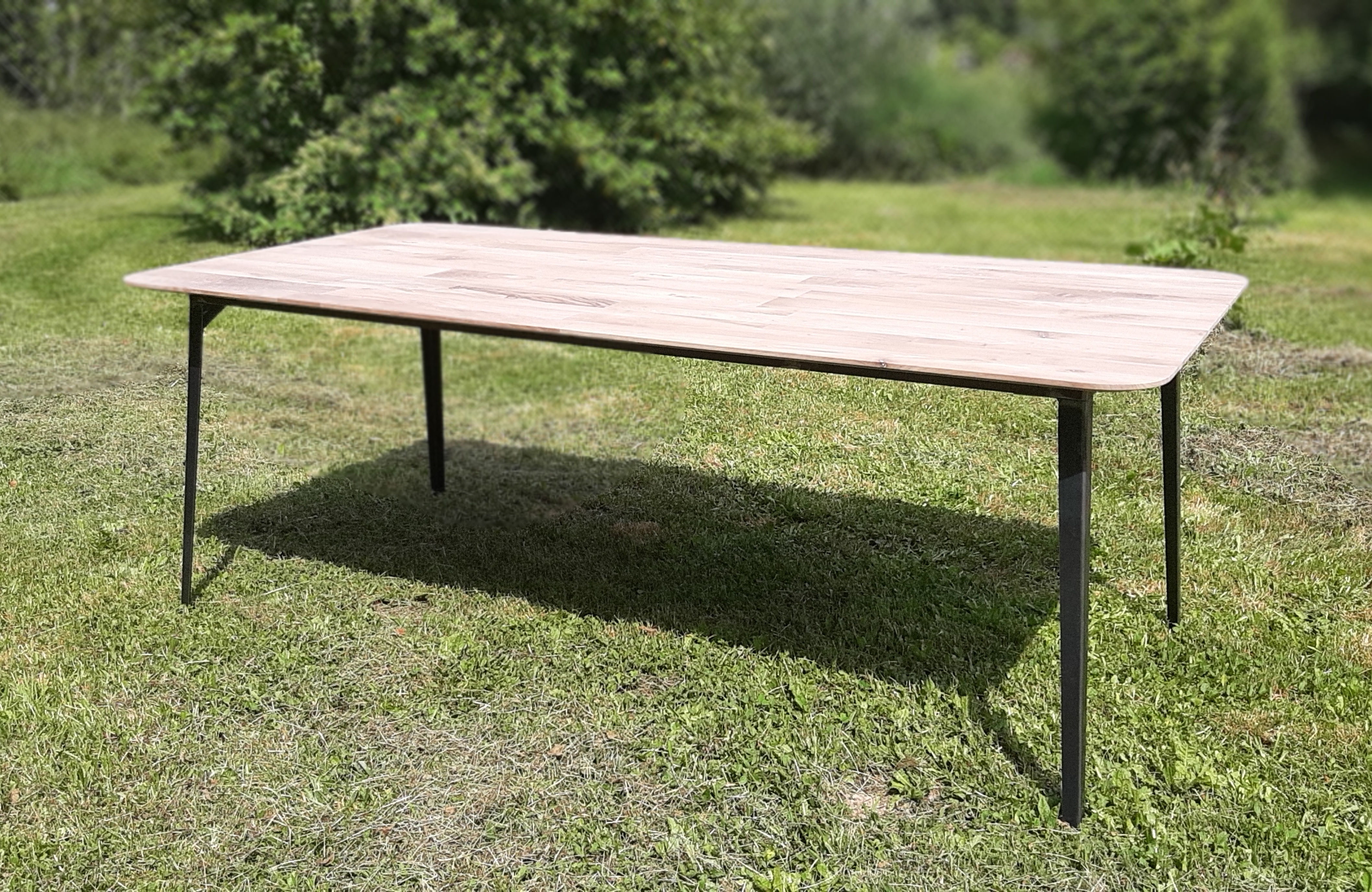 table en bois recyclé et métal