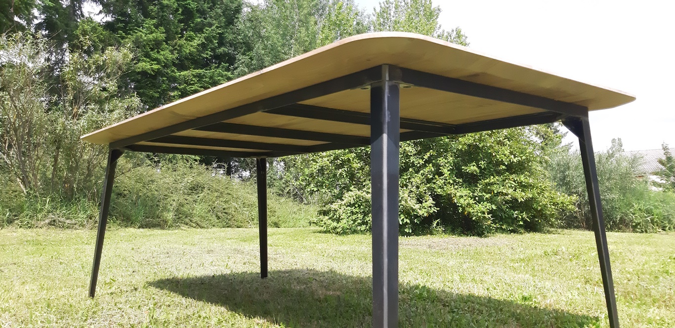 table en bois recyclé et métal